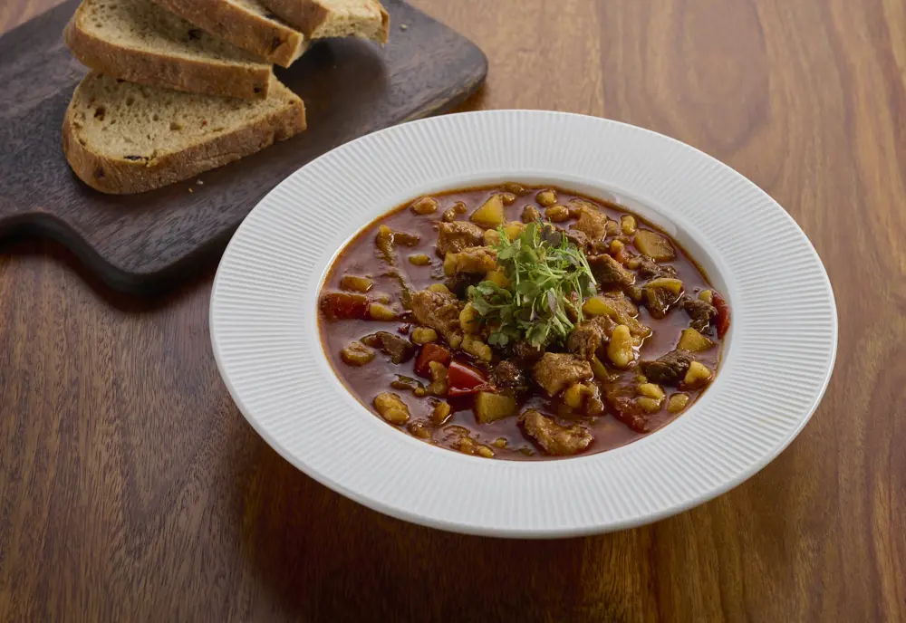 Polievka a guláš, ktoré zohrejú aj zasýtia