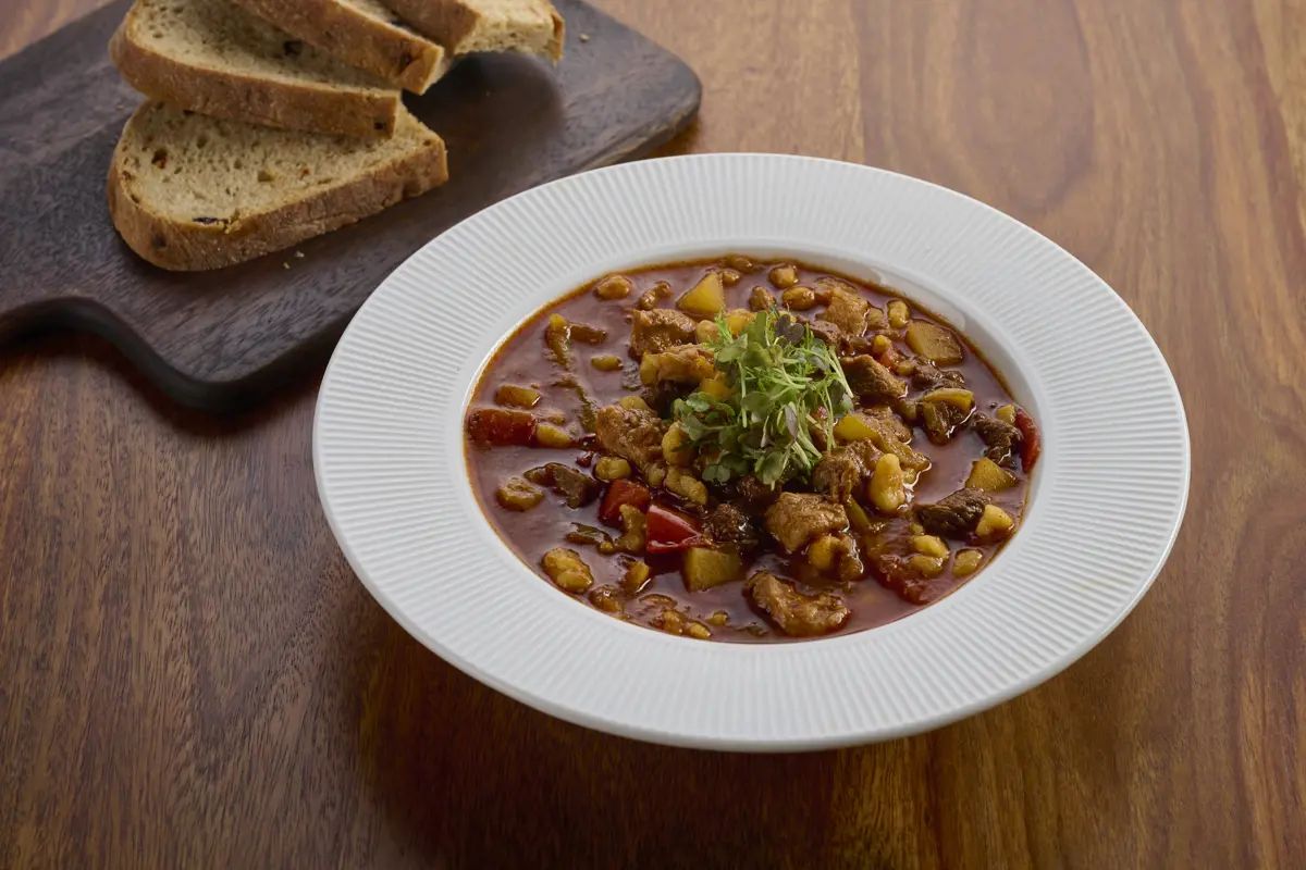 Polievka a guláš, ktoré zohrejú aj zasýtia