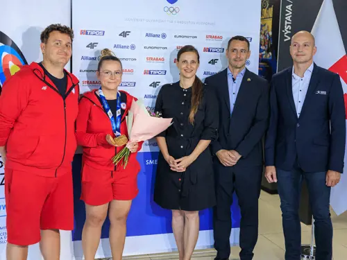 Zľava tréner Vladimír Hurban ml., Denisa Baránková, viceprezidentka SOŠV Danka Hrbeková, predseda SLZ Vladimír Bužek a riaditeľ NŠC Vladimír Baluška. Foto: SLZ/SPR media/Samuel Benický