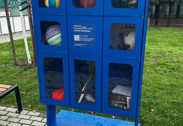 Lox skrinky plné športových pomôcok