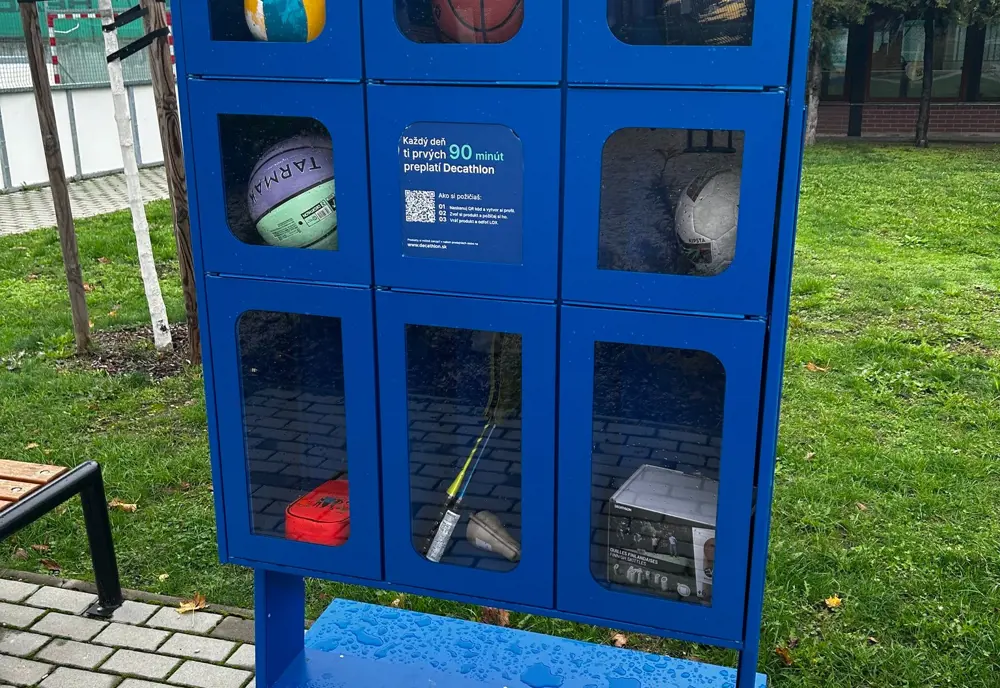 Lox skrinky plné športových pomôcok