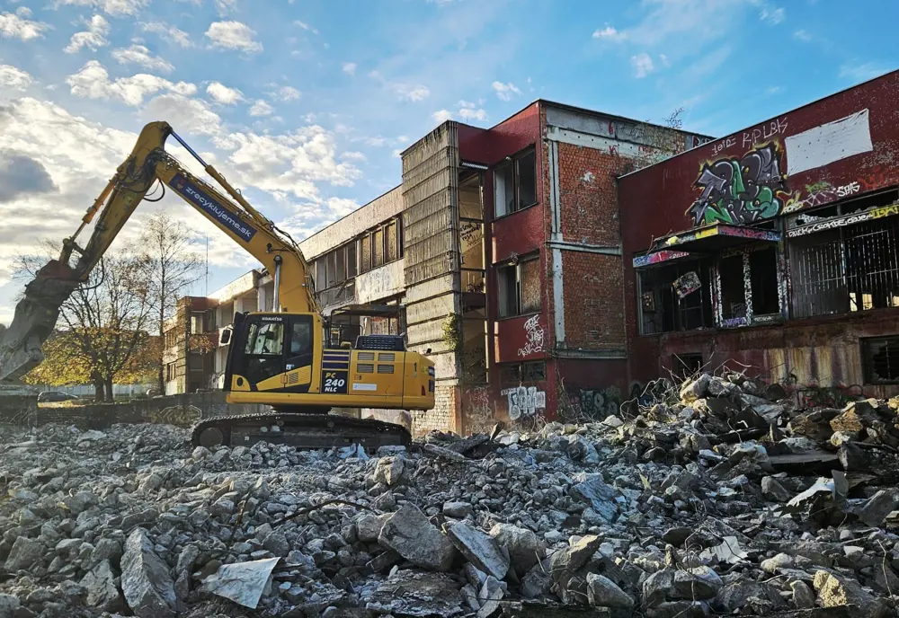 Ruina starej pošty postupne mizne