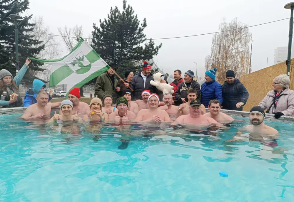 Medveďom robili spoločnosť  kačičky