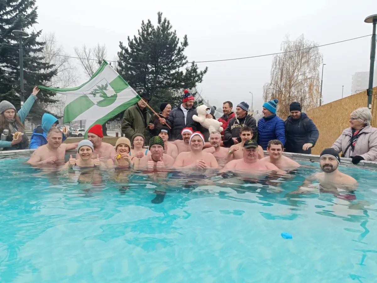 Medveďom robili spoločnosť  kačičky