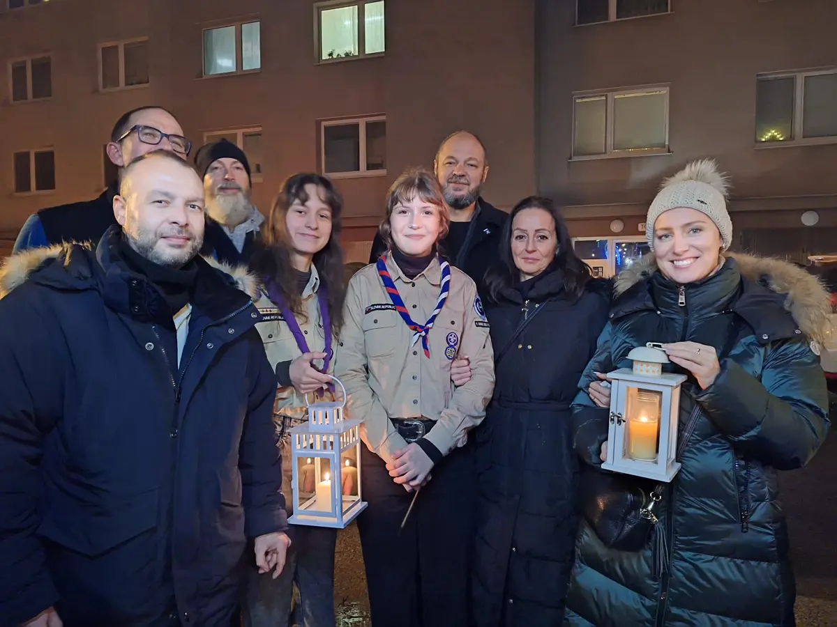 Svetlo z Betlehema už aj v Dúbravke, priniesli ho skauti
