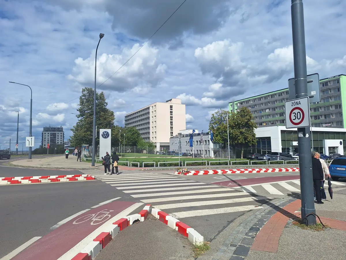Novela: Cyklisti a chodci