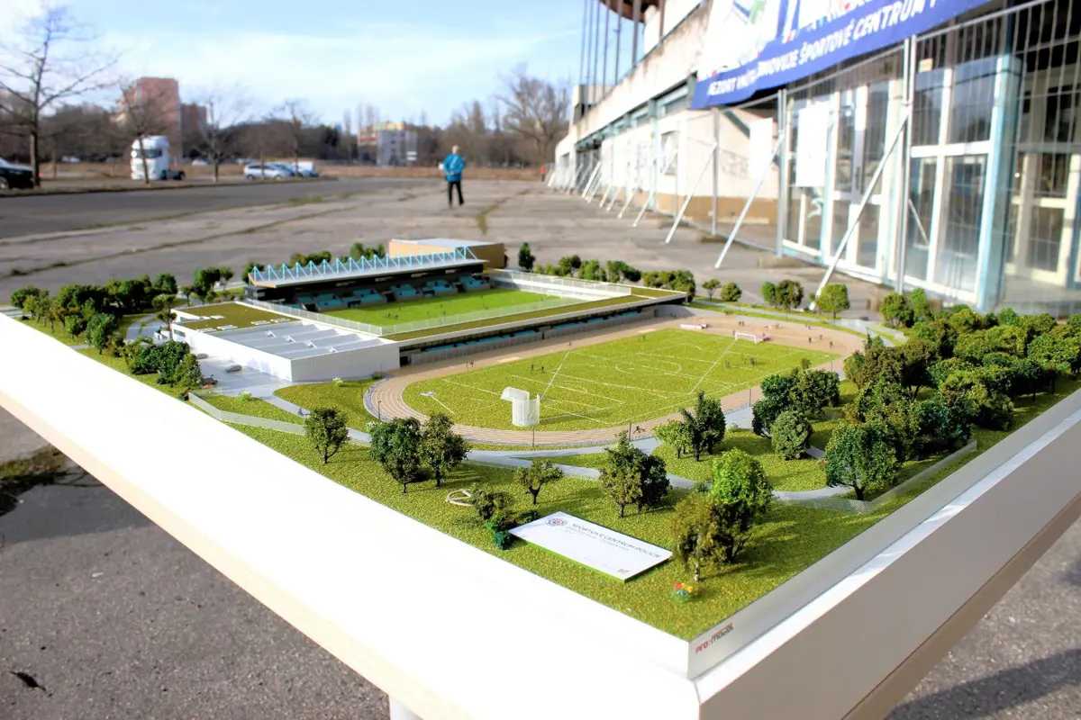  Tribúna ako dominanta ostane