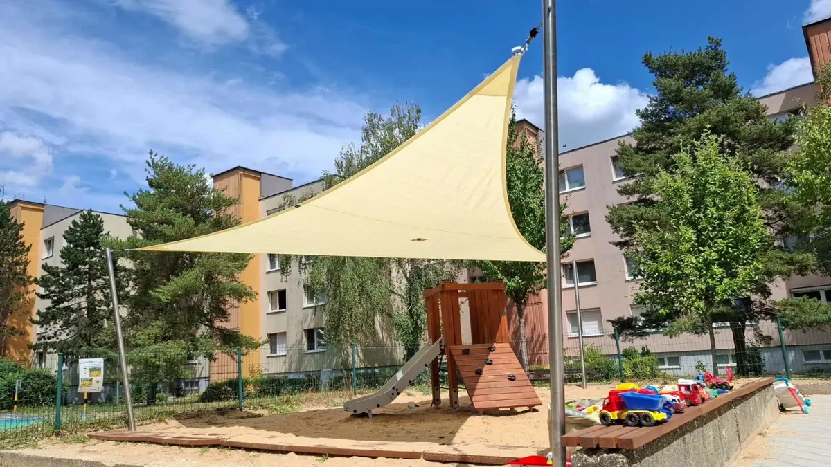 Viac tieňa pre detské ihrisko