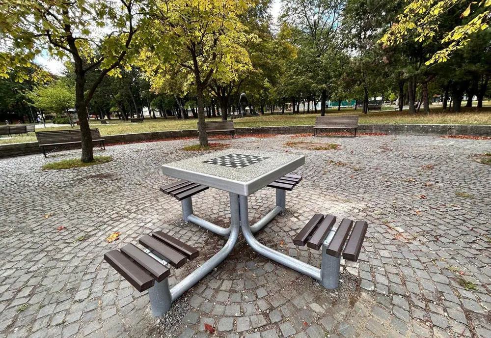 Nové šachové stoly v parkoch