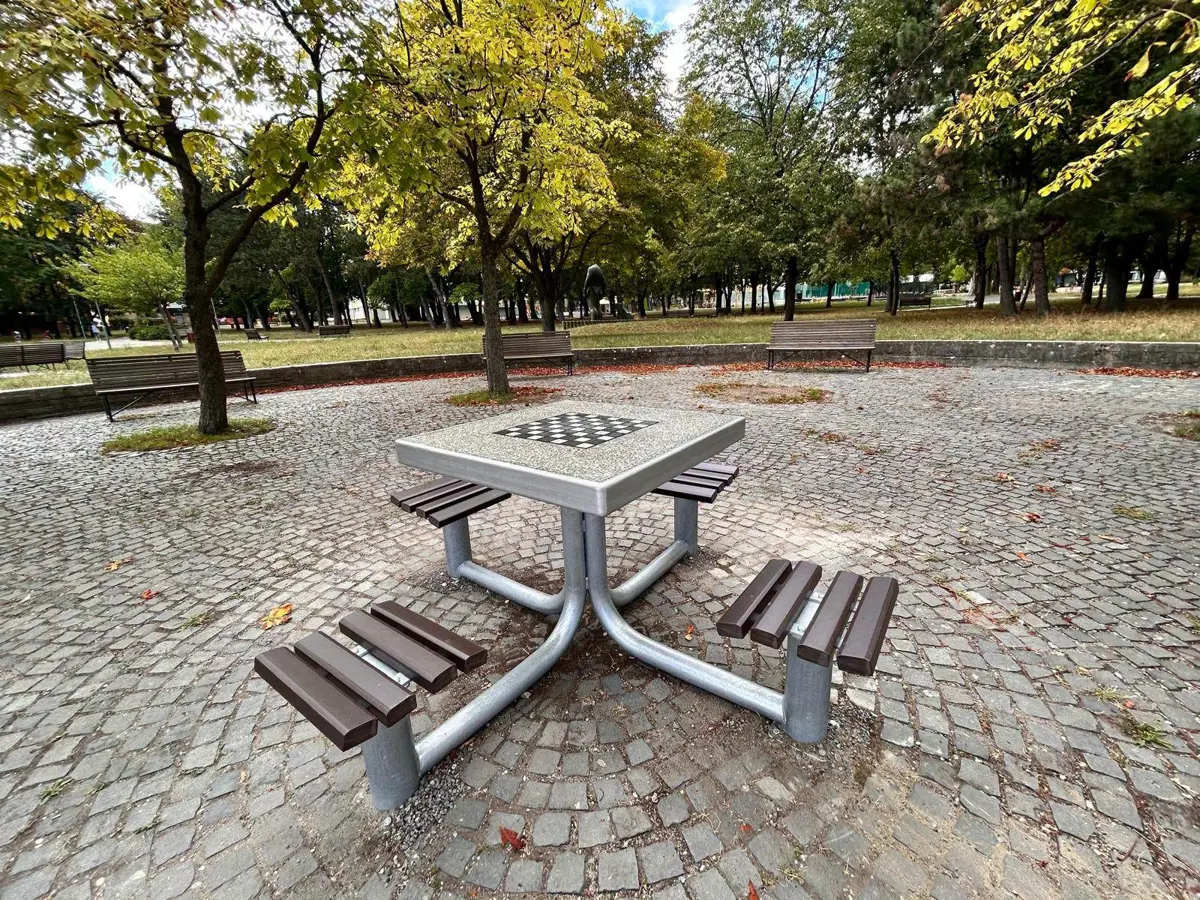 Nové šachové stoly v parkoch