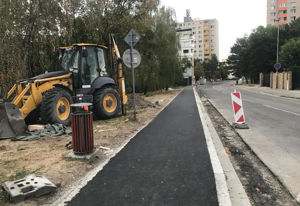 Opravy na ihriskách i cestách