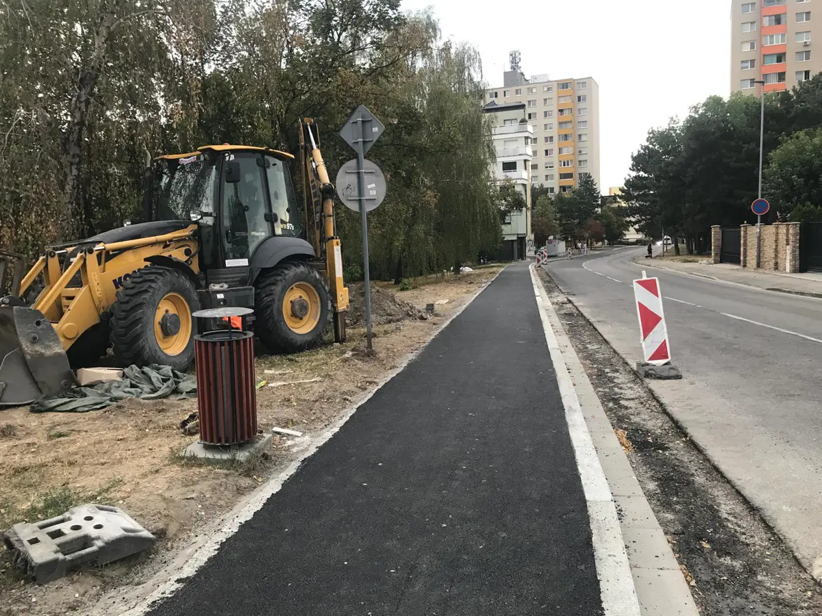 Opravy na ihriskách i cestách