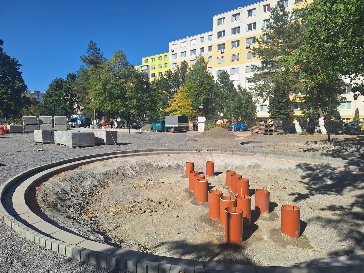 Námestie, trh a prepojenie