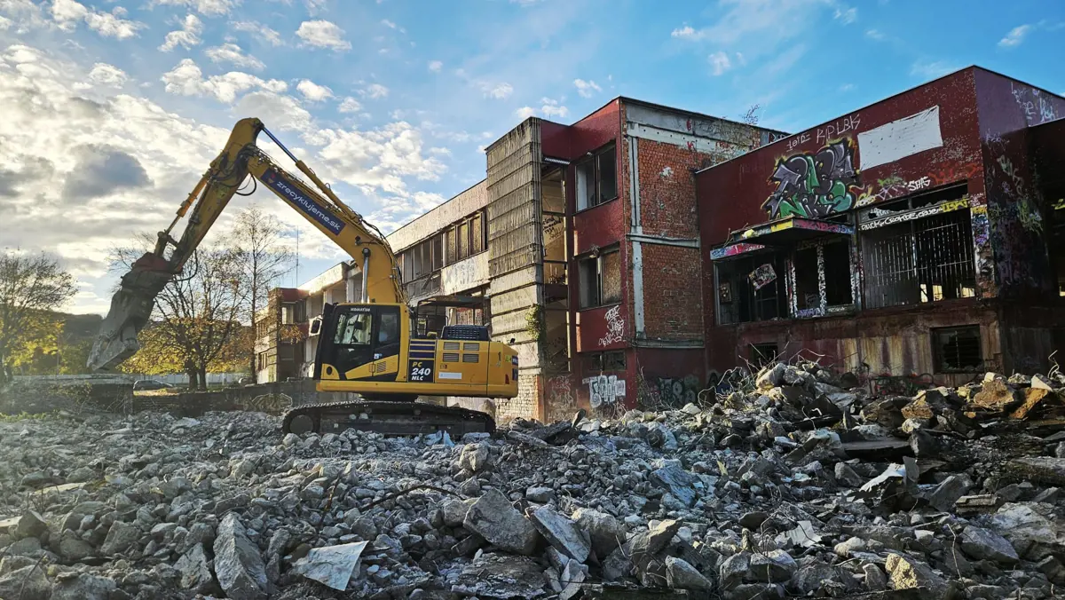 Časť pošty začali búrať